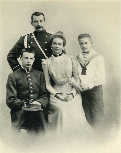 Familieportret van prinses Zenaida Yusupova, graaf Felix Sumarokov-Elston en zonen Nikolai en Felix, uit de studio van A. Pasetti door Russian Photographer